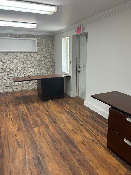 More Photos Of 1081-1083 E 23rd St, Hialeah Office For Lease