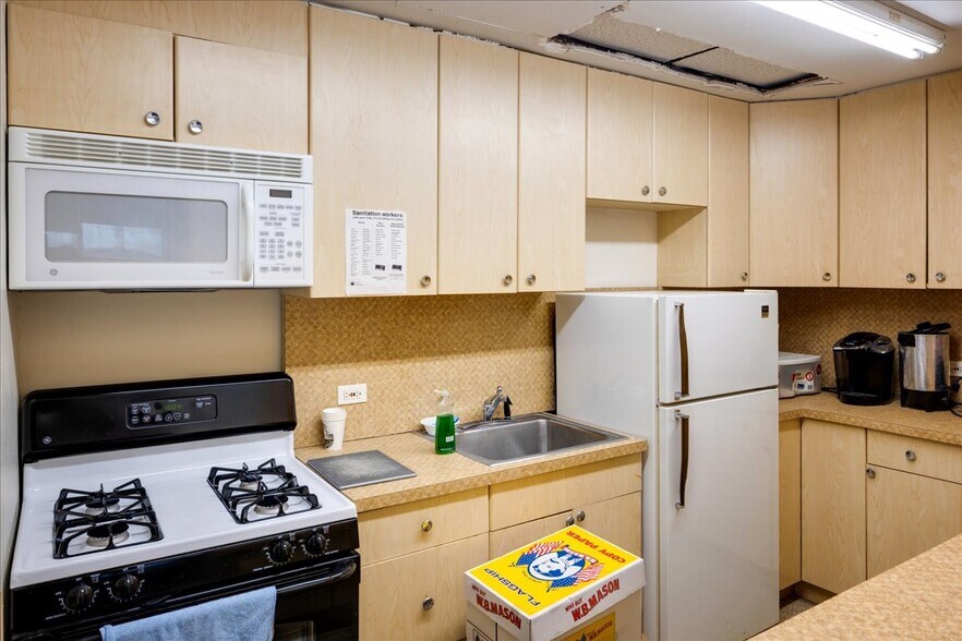 More Photos Of 16711 73rd Ave, Fresh Meadows Religious Facility For Lease