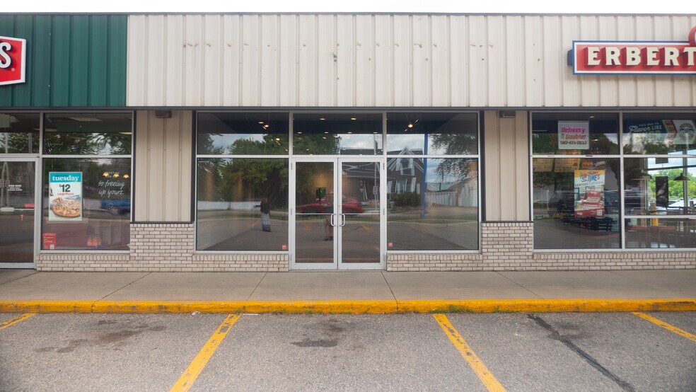 Primary Photo Of 132-160 Bridge Ave, Albert Lea Restaurant For Lease