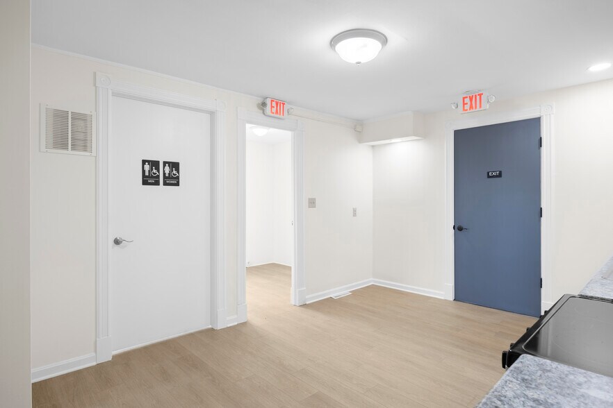 More Photos Of 267 Wolf Rd, Latham Office For Lease