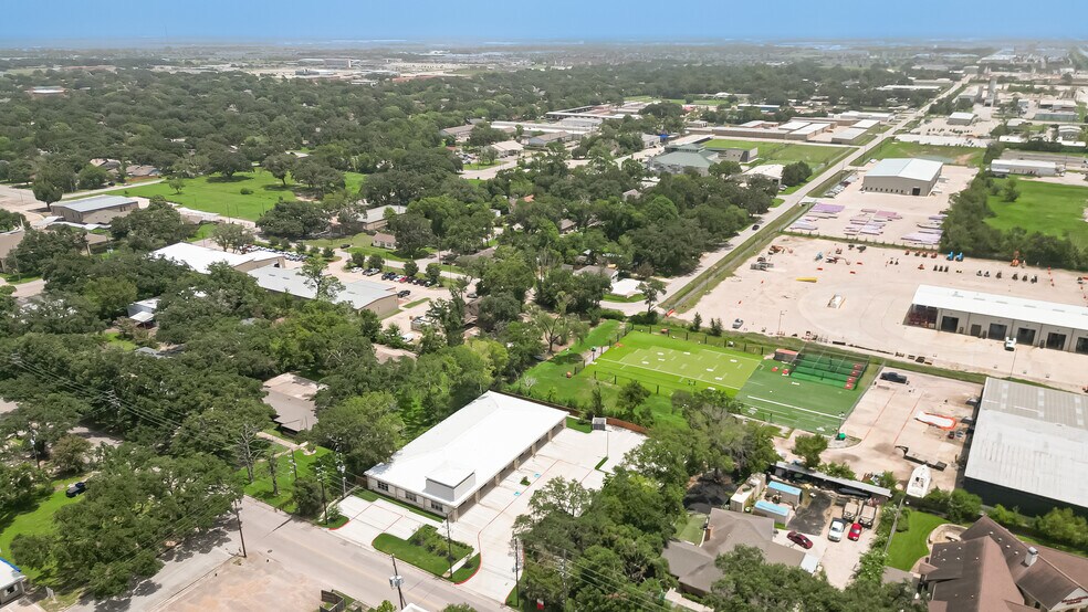 More Photos Of 910 East Ave, Katy Showroom For Lease
