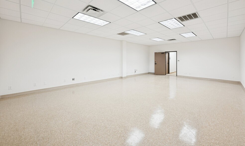 More Photos Of 4400-4440 Beltway Dr, Addison Flex For Sale