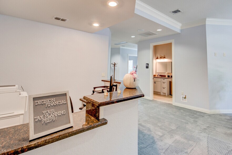 More Photos Of 7633 Bellaire Dr S, Fort Worth Medical For Sale