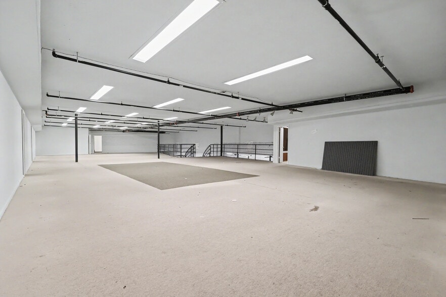 More Photos Of 312 E Main St, Grand Prairie Showroom For Lease