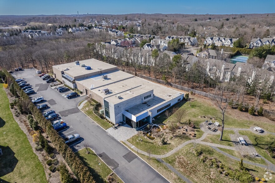 More Photos Of 252 Indian Head Rd, Kings Park Warehouse For Lease