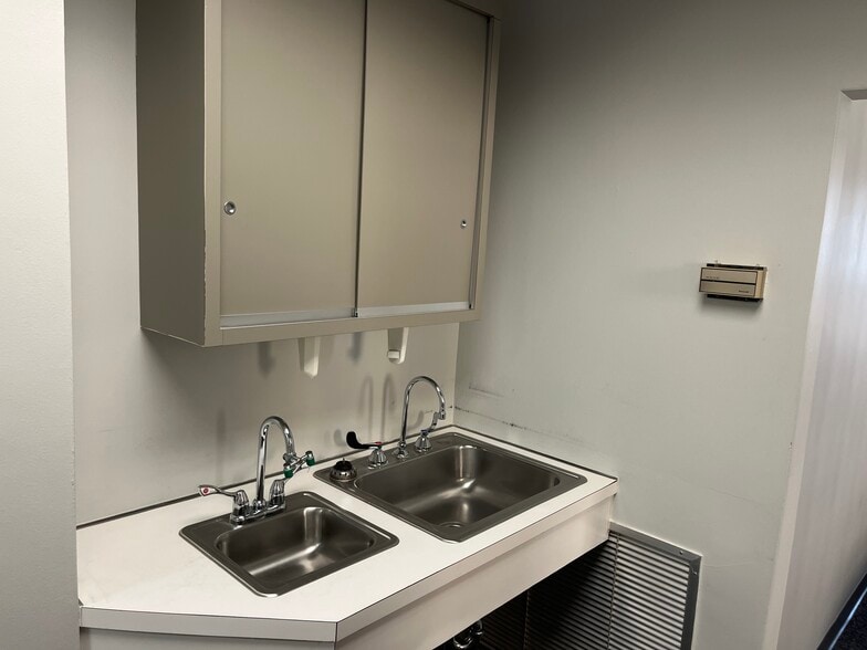 More Photos Of 642 E Chester Pike, Ridley Park Medical For Sale