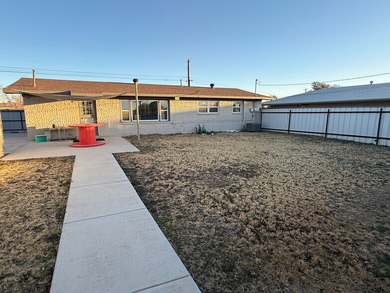 More Photos Of 2404 Oakwood Dr, Odessa Storefront For Sale