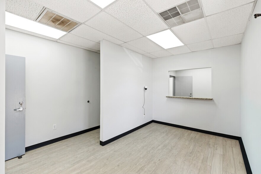 More Photos Of 10823 Sanden Dr, Dallas Flex For Lease