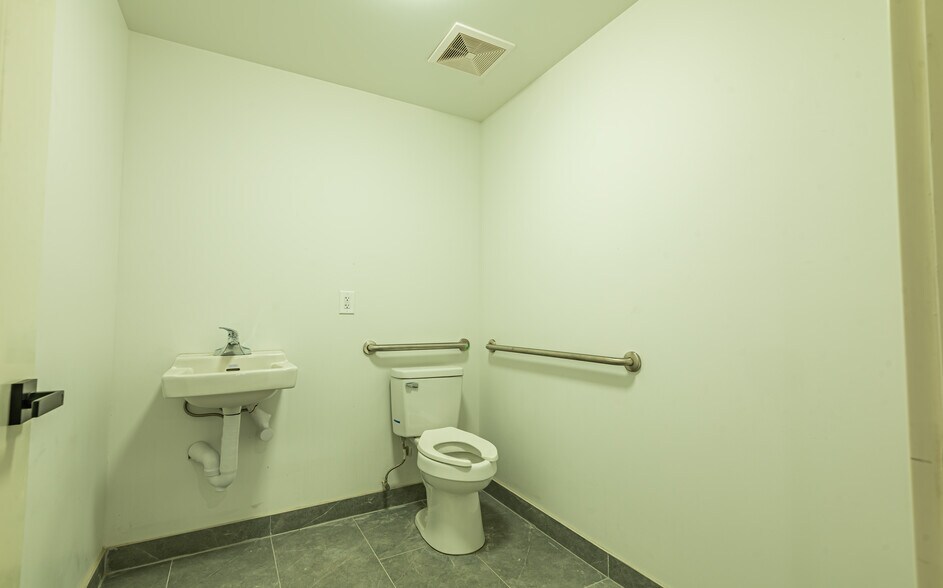 More Photos Of 3043 31st St, Long Island City Service For Lease