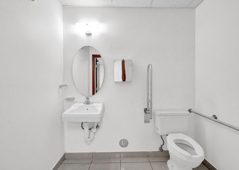 More Photos Of 8111-8119 NW 33rd St, Miami Warehouse For Sale