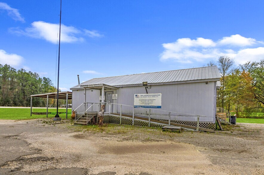 More Photos Of 21034 US Highway 96 S, Kirbyville Flex For Sale