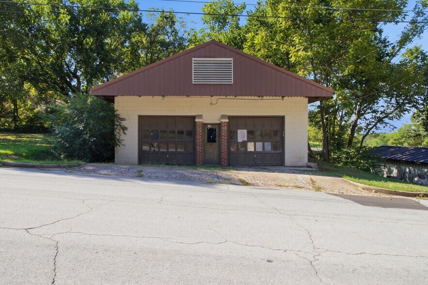 More Photos Of 902 S Hill St, West Plains Office For Sale