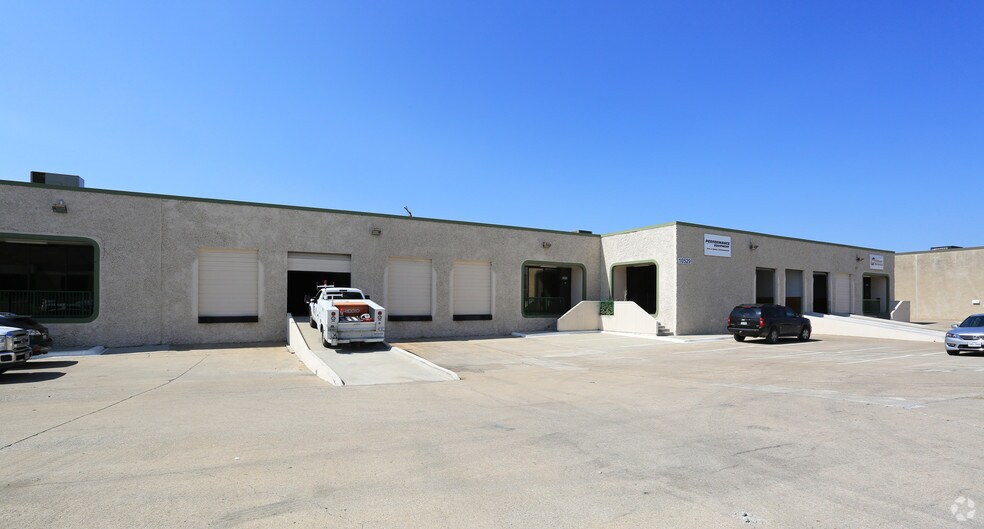 More Photos Of 10501-10537 King William Dr, Dallas Flex For Lease