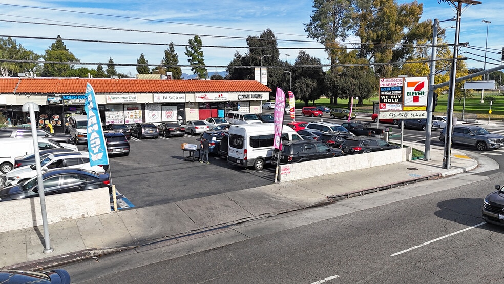 More Photos Of 18501 Victory Blvd, Reseda Unknown For Lease