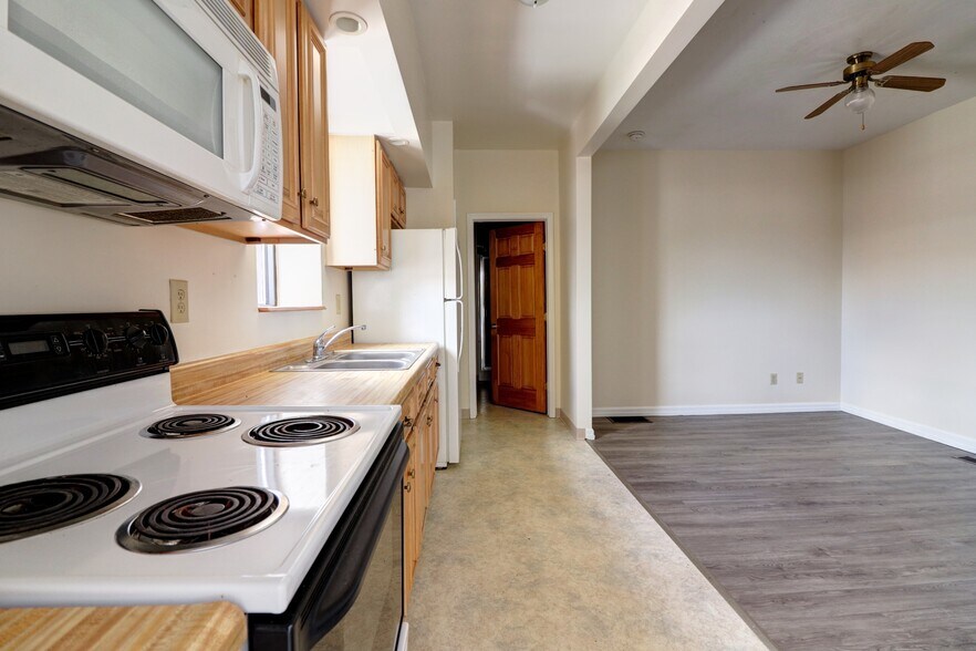 More Photos Of 14 E Main St, Waterloo Town Bar For Sale