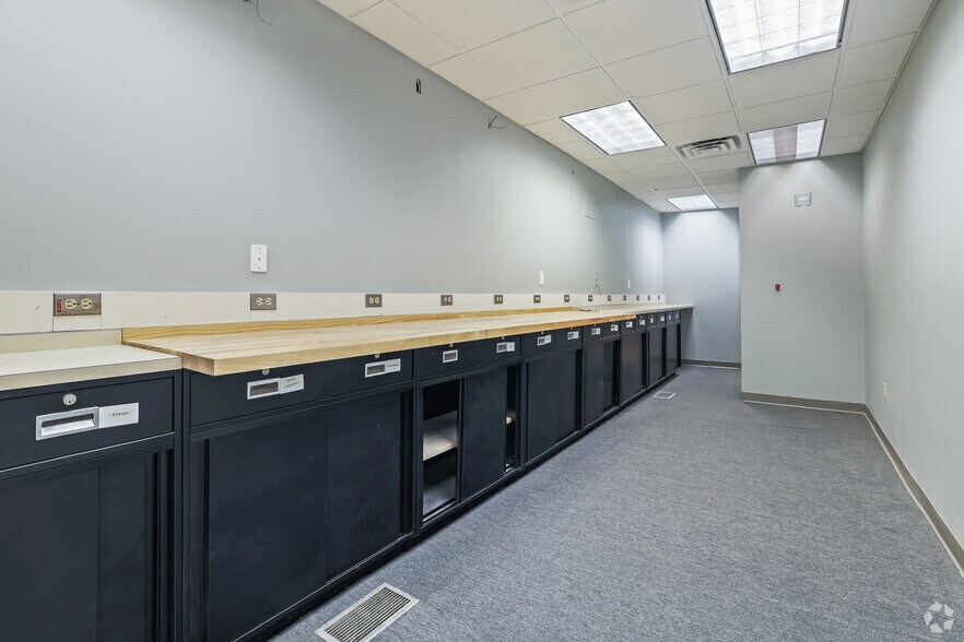 More Photos Of 424 E Grace St, Richmond Bank For Lease