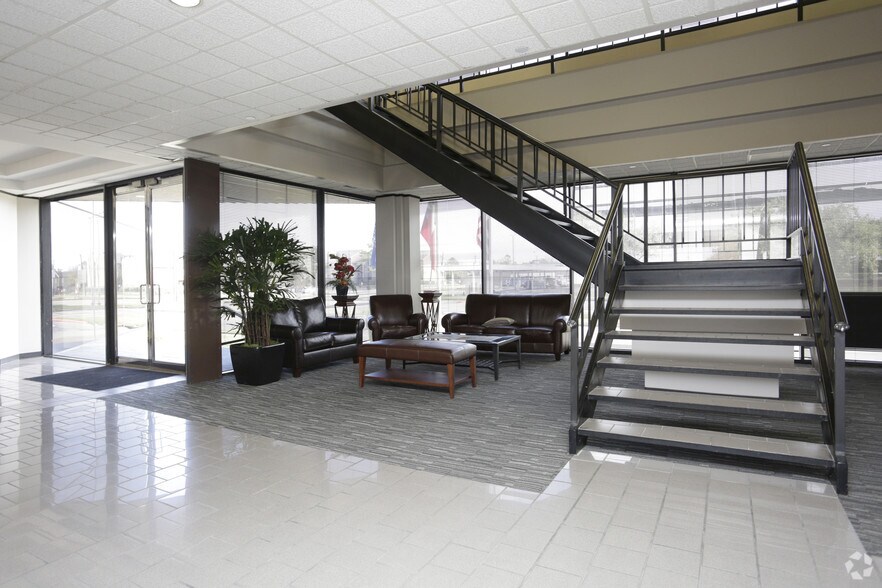More Photos Of 2550 Gray Falls Dr, Houston Office For Lease