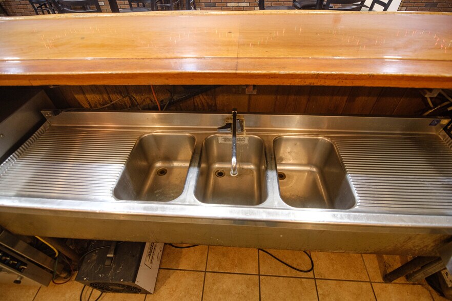 More Photos Of 8-10 E Hoosac St, Adams Restaurant For Lease