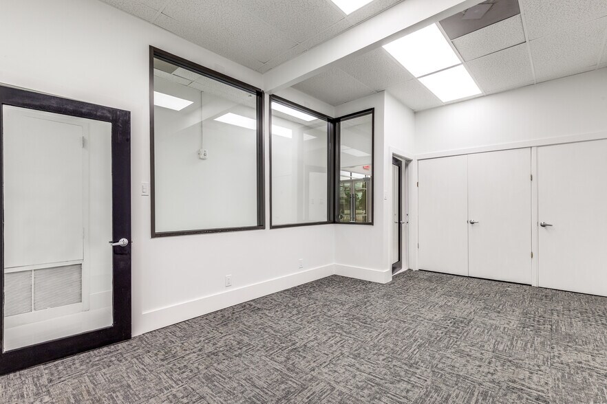 More Photos Of 2824 Valley View Ln, Farmers Branch Medical For Sale