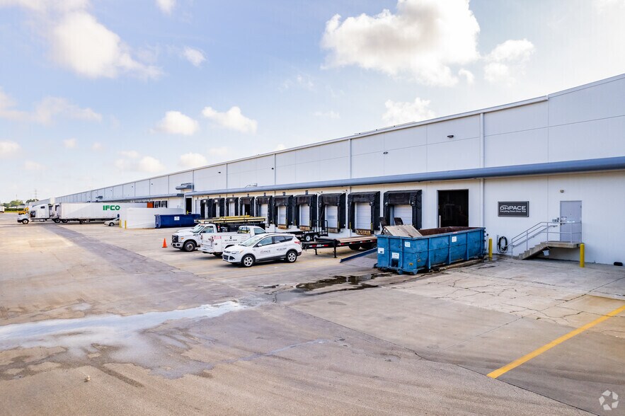 More Photos Of 7600 Kingspointe Pky, Orlando Unknown For Lease