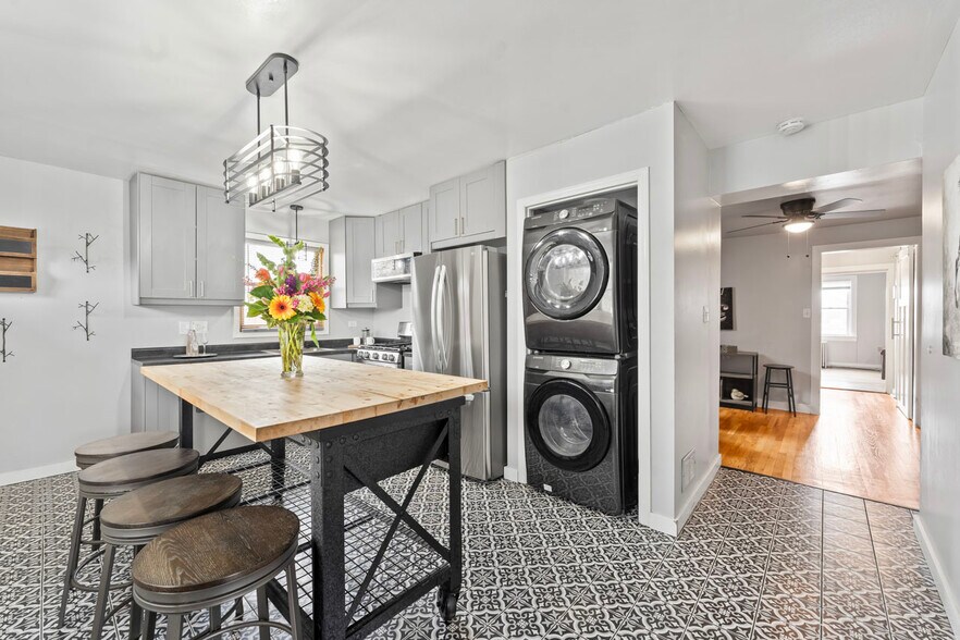 More Photos Of 310 W Irving Park Rd, Wood Dale General Retail For Sale