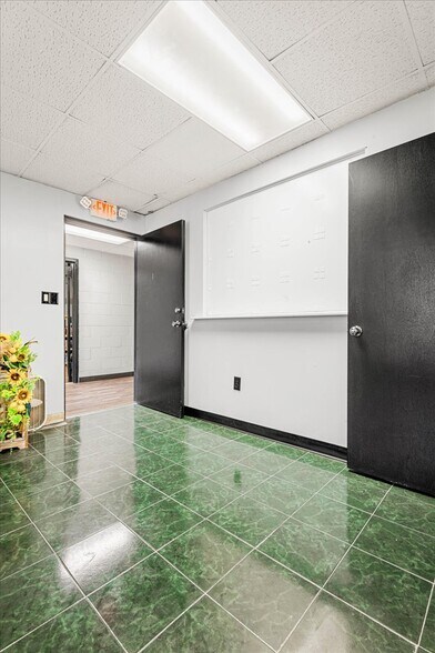 More Photos Of 841 S Highway 25 W, Williamsburg Flex For Sale