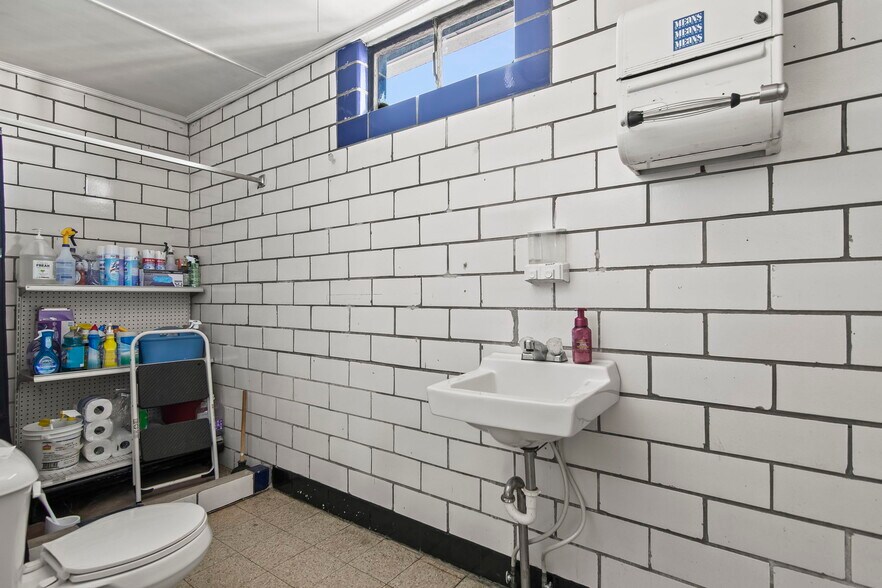 More Photos Of 1117 N Old Route 66, Litchfield General Retail For Sale