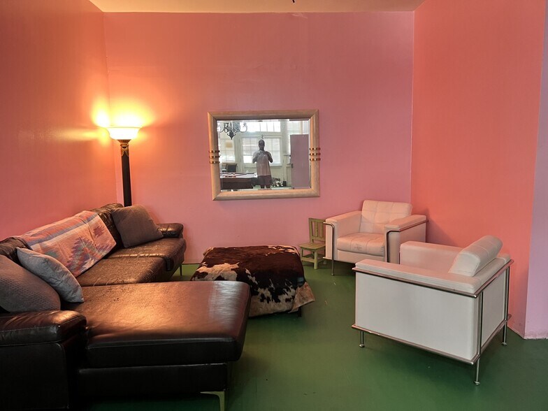 More Photos Of 339 Madison Ave, Memphis Storefront Retail Office For Sale