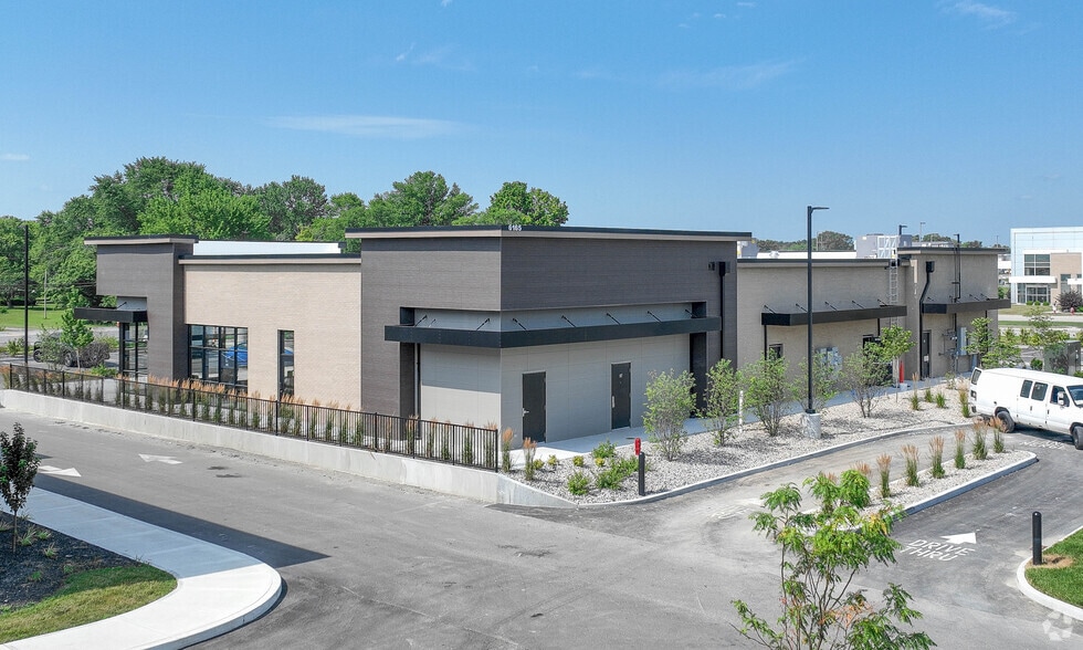 More Photos Of 6165 Promenade Shops Blvd, Noblesville Storefront For Lease