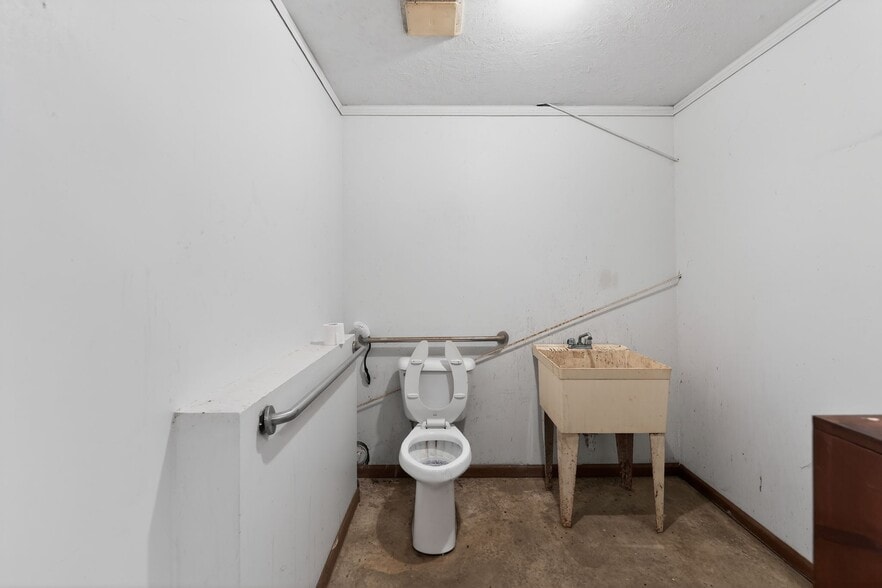 More Photos Of 420 Shoffner St, Graham Industrial For Sale