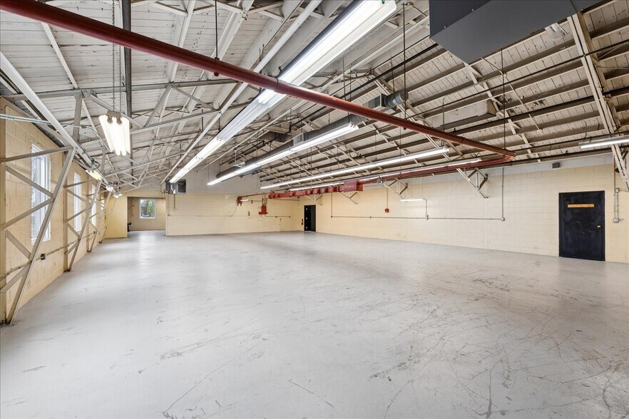More Photos Of 931 W Wilson St, Batavia Warehouse For Lease