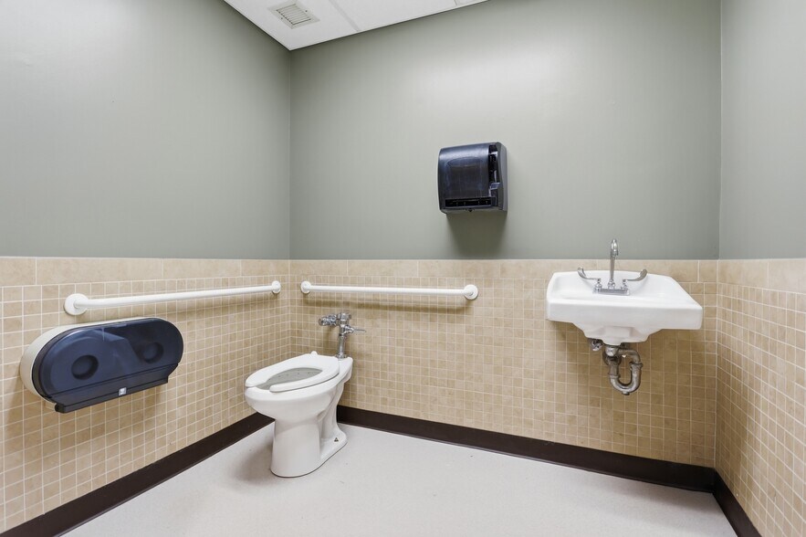 More Photos Of 180 Bear Hill Rd, Waltham Flex For Sale