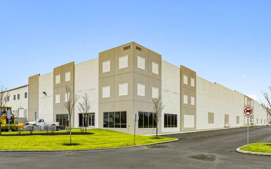 Primary Photo Of 3051 Commerce Center Blvd, Bethlehem Warehouse For Lease