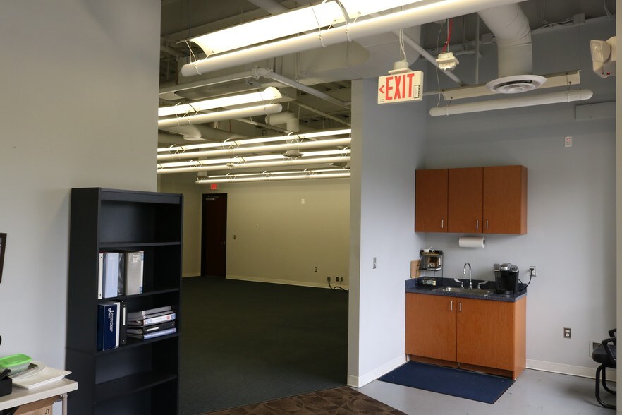 More Photos Of 28 Blackwell Park Ln, Warrenton Office For Lease