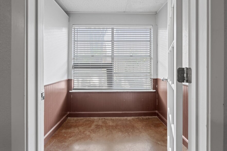 More Photos Of 5620 Rowlett Rd, Rowlett Veterinarian Kennel For Sale