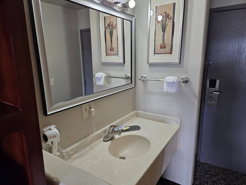 More Photos Of 8350 Razorback Rd, Colorado Springs Hotel For Sale