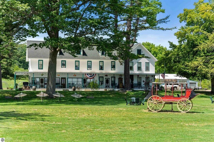 More Photos Of 18599 Mission Rd, Traverse City Hotel For Sale