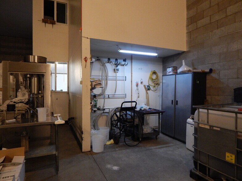 More Photos Of 707 Hess Ln, Roseburg Warehouse For Lease