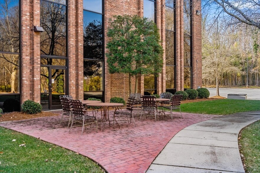 More Photos Of 1823 Eastchester Dr, High Point Office For Lease
