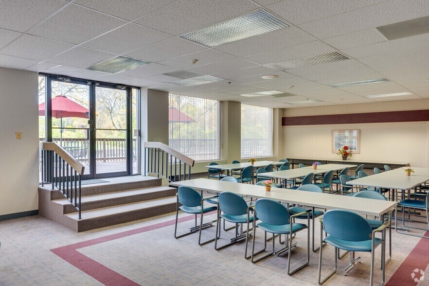 More Photos Of 2000 S Batavia Ave, Geneva Office For Lease