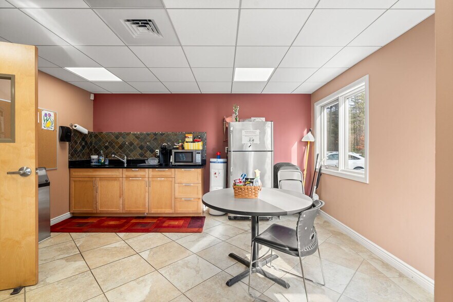 More Photos Of 103 Stiles Rd, Salem Office For Sale