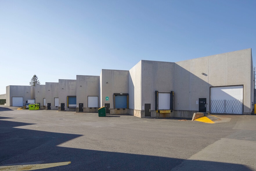 More Photos Of 715 Rue Delage, Longueuil Warehouse For Lease