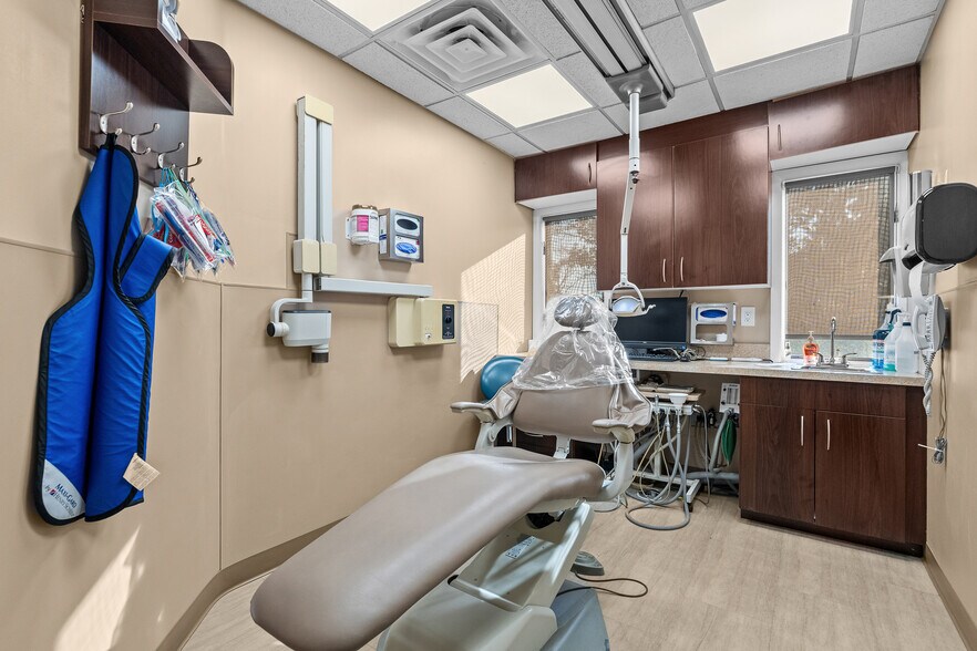 More Photos Of 4546 Hylan Blvd, Staten Island Medical For Sale