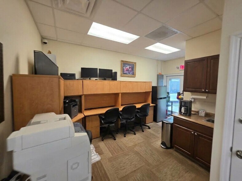 More Photos Of 7601-7625 Davie Road Ext, Hollywood Unknown For Lease