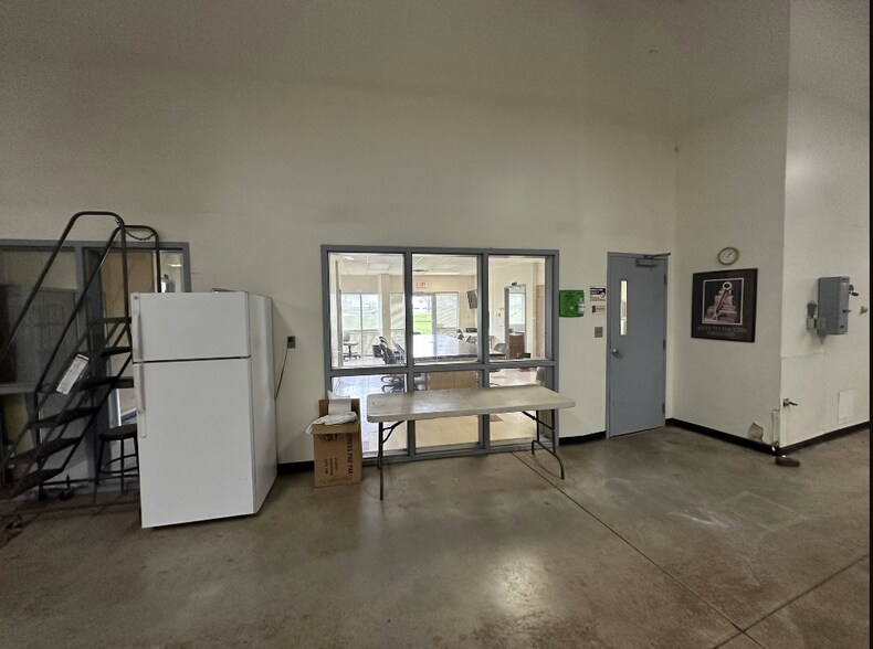 More Photos Of 2402 W Market St, Bloomington Refrigeration Cold Storage For Lease