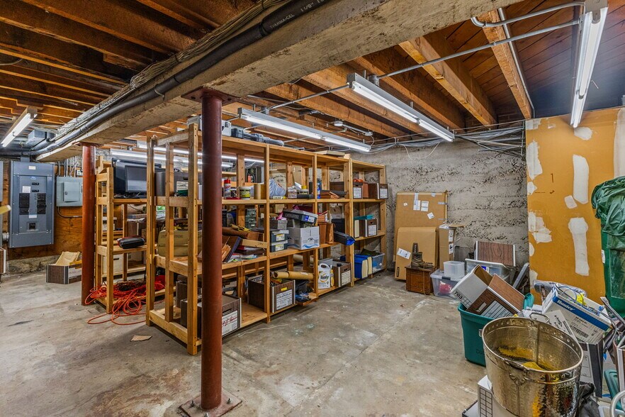 More Photos Of 387 Court St NE, Salem Office For Sale