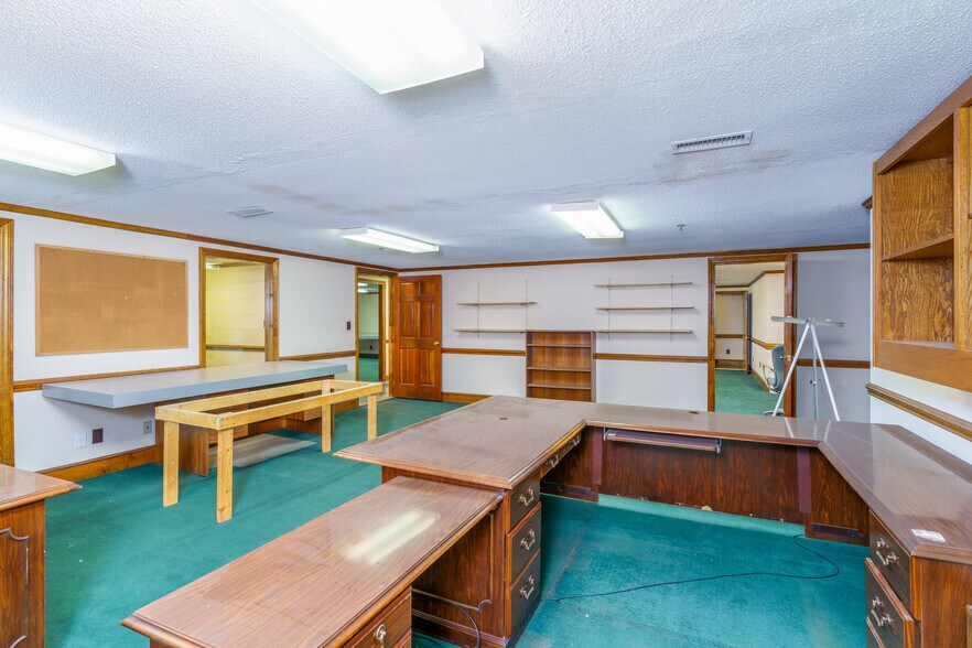 More Photos Of 1734 University Commercial Pl, Charlotte Warehouse For Lease