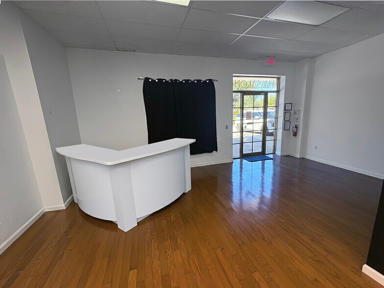 More Photos Of 111 E Lake Mary Blvd, Sanford Storefront For Lease