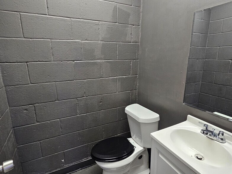 More Photos Of 2517 Gresham Rd SE, Atlanta Freestanding For Sale