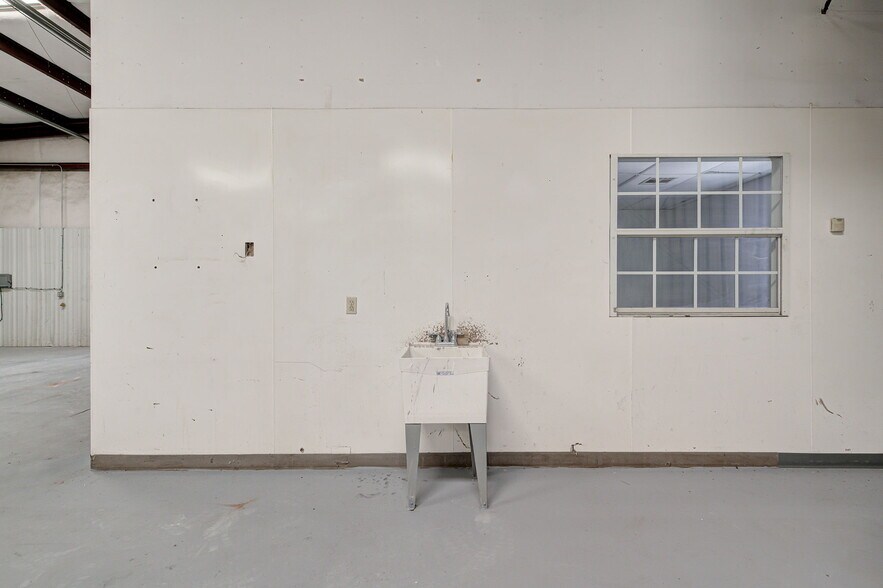 More Photos Of 412 Glade Ave, Oklahoma City Manufacturing For Lease